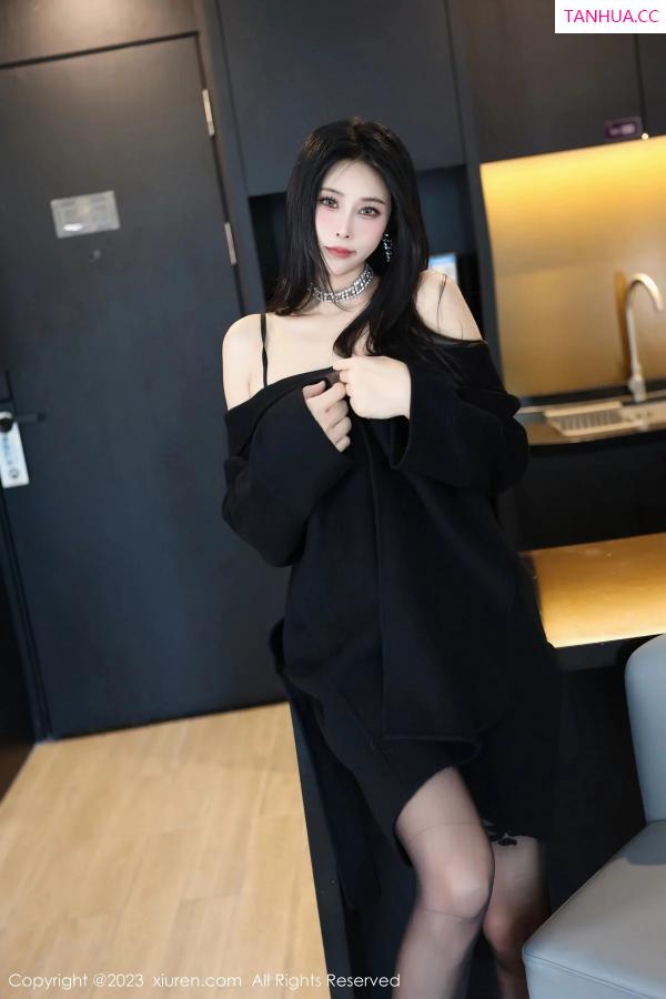 草莓  [XiuRen]高清写真图 2023.12.12 No.7797 草莓mm 黑丝美腿第10张图片
